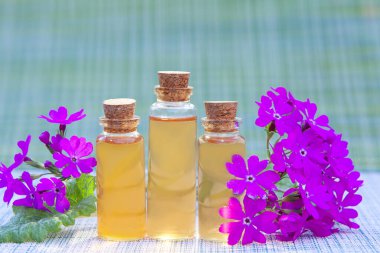 Çuha çiçeği yağı masanın üstünde güzel bir şişede.