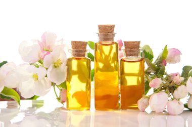 Güzel bir cam kavanozda, masanın üzerindeki çiçeklerin özü.