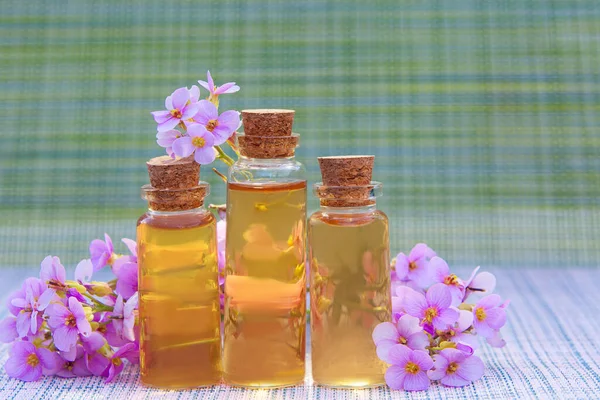 Aceite Esencial Una Flor Árabe Sobre Mesa Una Hermosa Botella — Foto de Stock