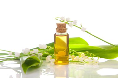 Güzel bir cam kavanozda, masanın üzerindeki çiçeklerin özü.