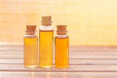 Güzel bir cam kavanozda, masanın üzerindeki çiçeklerin özü.