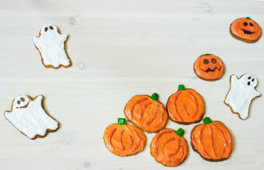 Komik lezzetli ev yapımı zencefilli bisküvi masada Cadılar Bayramı için. üstten yatay görünüm