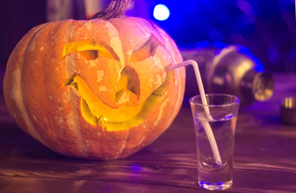 Festa di Halloween. Zucca divertente con un cocktail. focus selettivo — Foto Stock