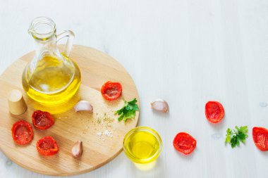 Zeytinyağı, kurutulmuş domates, tuz, otlar ve baharatlar