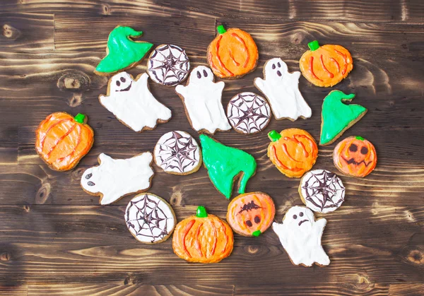 Lustige leckere hausgemachte Ingwerkekse zu Halloween auf dem dunklen Holztisch. Horizontale Sicht von oben — Stockfoto