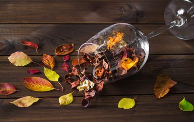 Ahşap masa arka plan üzerine bir bardak şarap sonbahar yaprakları