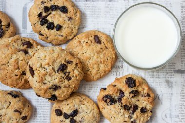 Bir bardak süt ile ev yapımı anneler çikolatalı çerezleri closeup