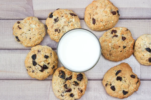 Крупним планом домашні мами шоколадне печиво зі склянкою молока — стокове фото