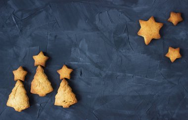 arka plan ile pişmiş yıldız şeklinde ve Noel ağacı - zencefilli kurabiye şeklinde. yaratıcı fikir