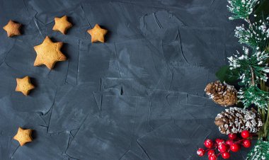 arka plan ile yıldız şekilli kurabiye pişmiş ve köknar dalı dekore edilmiştir. yaratıcı fikir