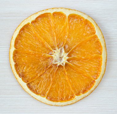 Portakal dilim beyaz arka plan üzerinde kurutulmuş