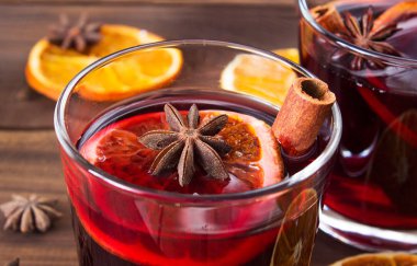 Noel süslemeleri ile mulled şarap