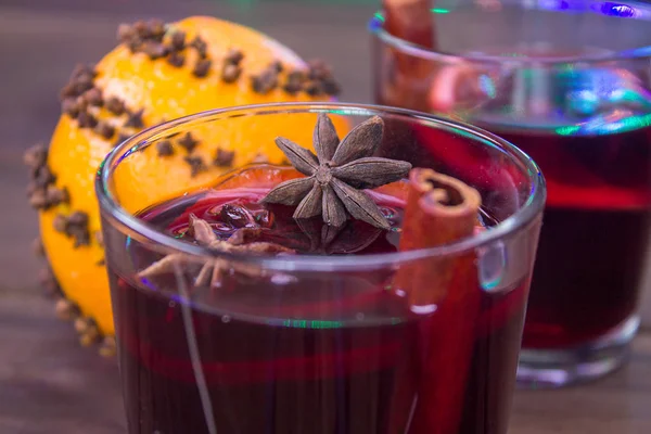 Vinho amontoado e especiarias no fundo com luzes de natal guirlanda — Fotografia de Stock