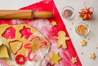 Pişirme gingerbread sürecinde. Noel kurabiyeleri