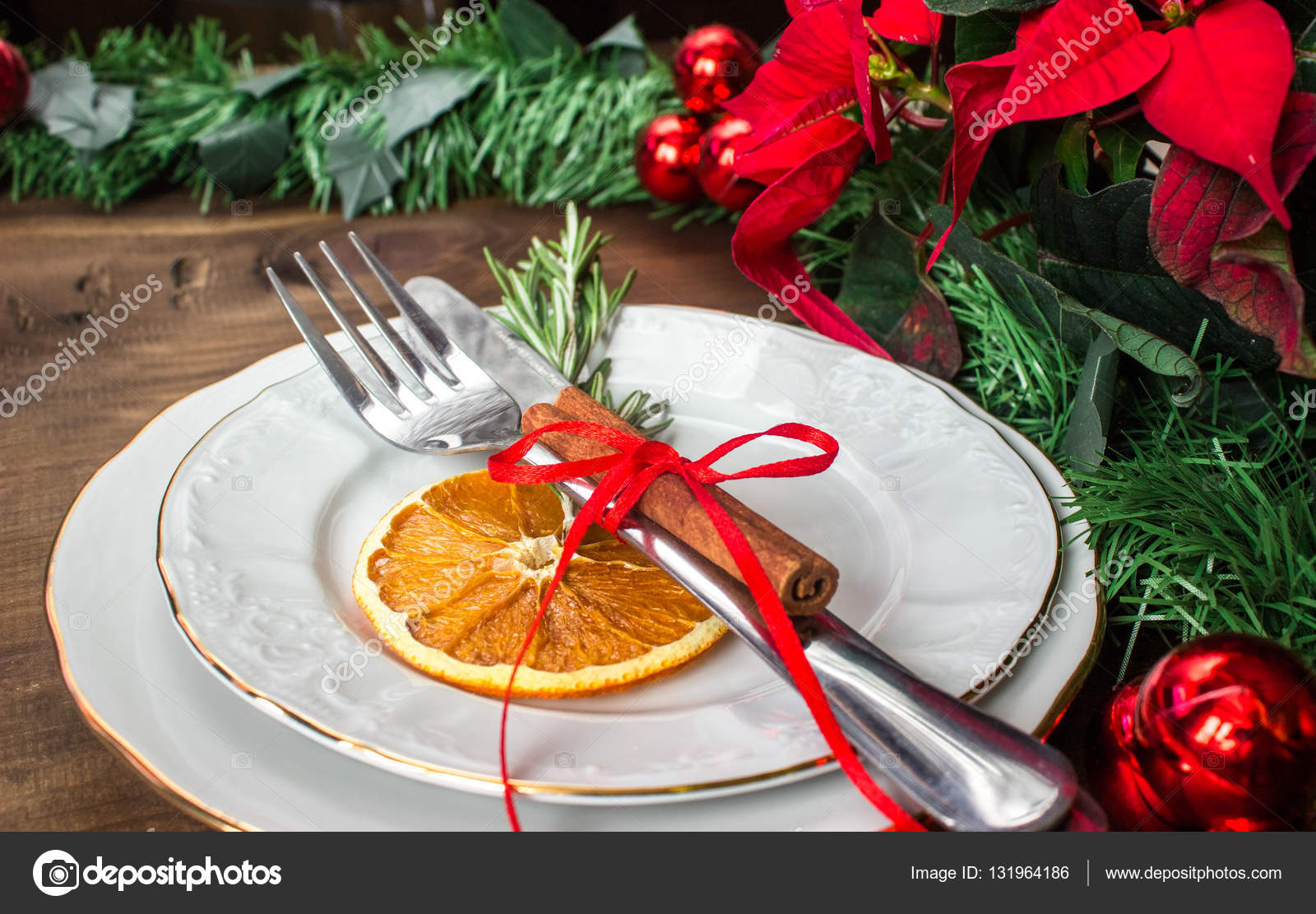 Diseño de mesa de Navidad, cinta roja con un palo de canela, rosmarin y una  rebanada de naranja seca — Foto de stock #131964186 © komarina.nsk@gmail.com, image size:1600x1111