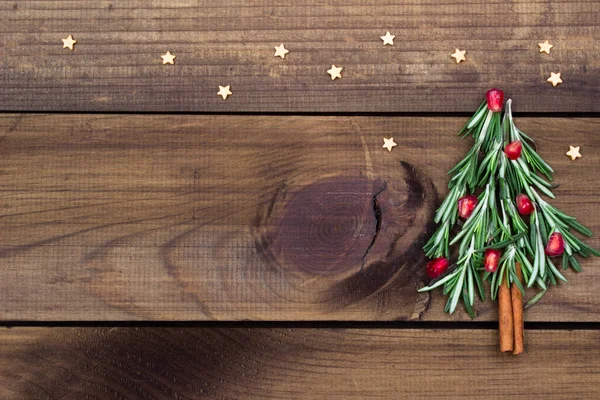 Árvore de Natal feita de alecrim e romã com estrelas doces — Fotografia de Stock