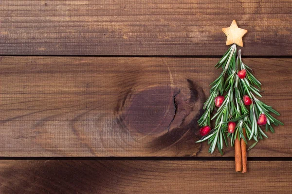 Árvore de Natal feita de alecrim e romã com biscoito em forma de estrela — Fotografia de Stock