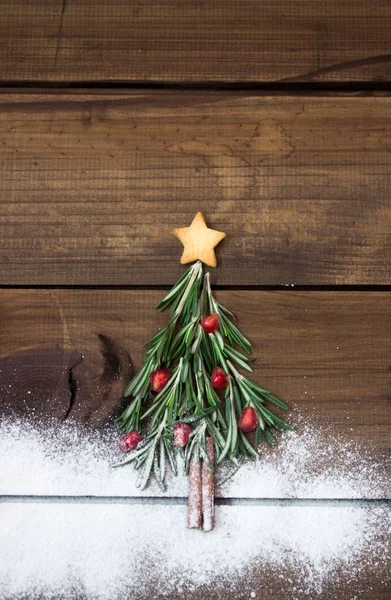 Árvore de Natal feita de alecrim e romã com biscoito em forma de estrela — Fotografia de Stock