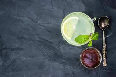 Limon ve bal ile zencefil çayı fincan. Üstten Görünüm