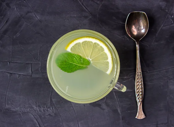 Limon ve nane ile zencefil çayı fincan. Üstten Görünüm