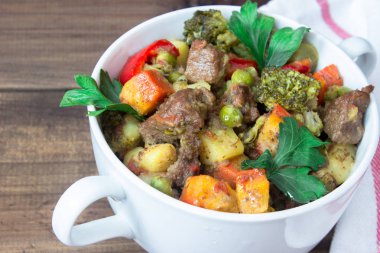 ahşap arka plan üzerinde seramik tencerede sebzeli closeup sığır eti Komposto