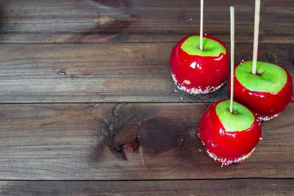 Pommes bonbons sur table en bois — Photo