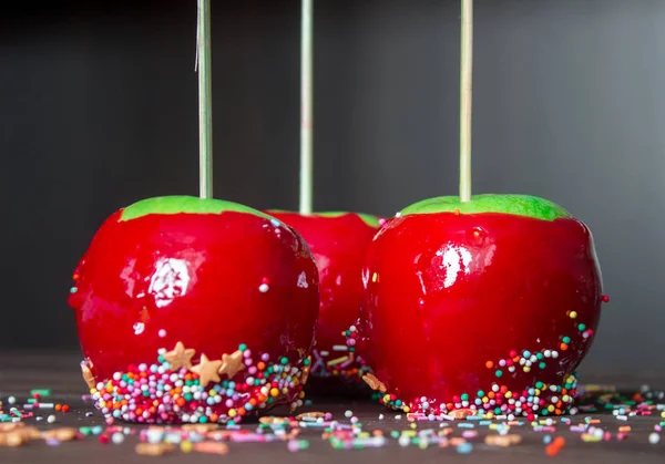 Конфетные яблоки на деревянном столе — стоковое фото