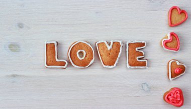 Kalp şekli ve kelime aşk Sevgililer ev yapımı kurabiye