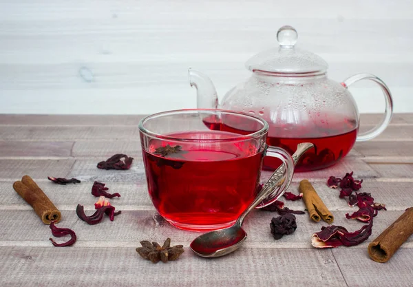 Té de hibisco en tetera de vidrio, tapa con té, especias y flor seca — Foto de Stock