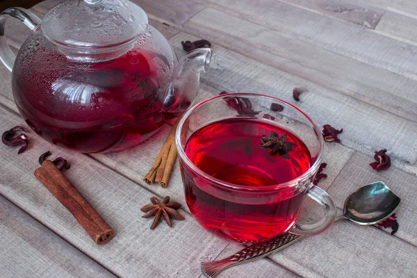 Thé Hibiscus en théière de verre, bouchon avec thé, épices et fleur sèche — Photo