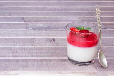 Çilek Panna Cotta bir cam