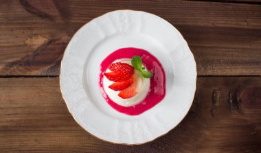 tatlı İtalyan tatlı Pannacotta çilek ile