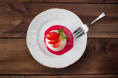 tatlı İtalyan tatlı Pannacotta çilek ile