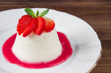 tatlı İtalyan tatlı Pannacotta çilek ile