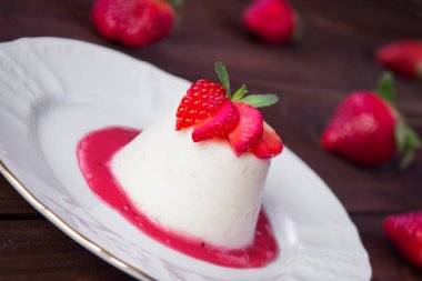 tatlı İtalyan tatlı Pannacotta çilek ile