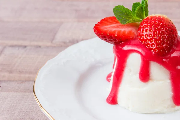 Panna cotta tatlı çilek sirup ve nane yaprağı ile — Stok fotoğraf