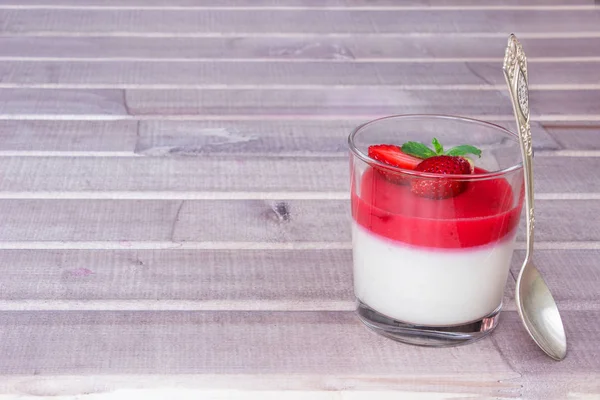 Çilek Panna Cotta bir cam — Stok fotoğraf