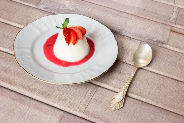 Panna cotta postre con sirup de fresa y hoja de menta con cuchara —  Fotos de Stock