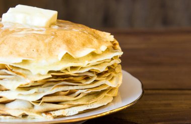 taze ev yapımı tereyağı ile krep yığını