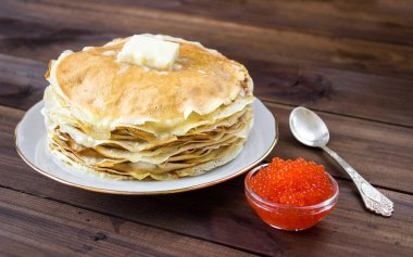 Kırmızı havyar ile plaka üzerinde geleneksel Rus krep yığını