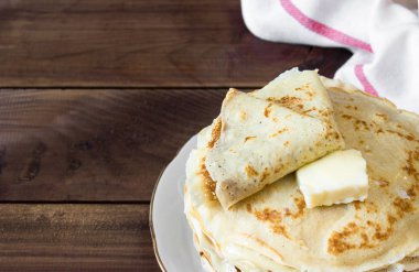 taze ev yapımı tereyağı ile krep yığını