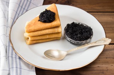 siyah havyar ile plaka üzerinde geleneksel Rus krep