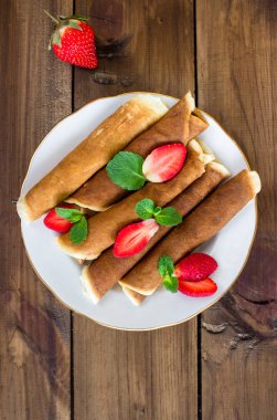 çilek plaka üzerinde krep. dikey