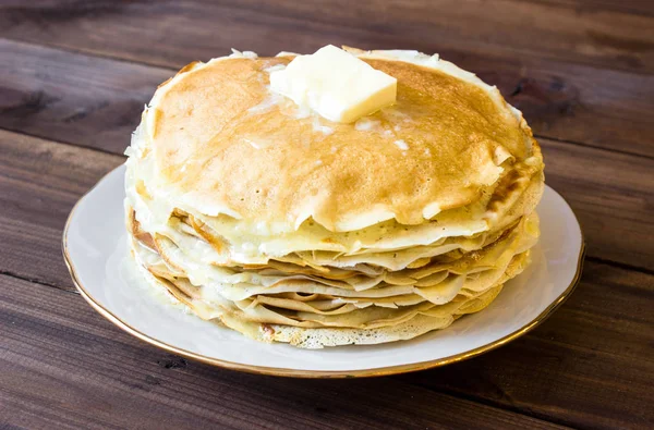 Pila fresca casera de crepes con mantequilla — Foto de Stock