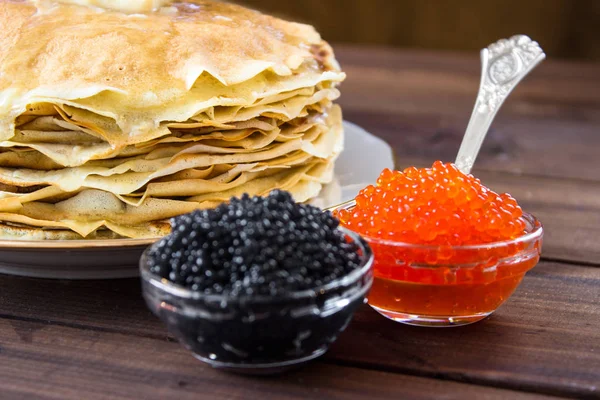 Pile de crêpes russes traditionnelles sur assiette avec caviar rouge et noir — Photo