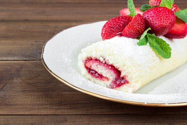 Ev yapımı tatlı çilek reçeli ve çilek ile rulo