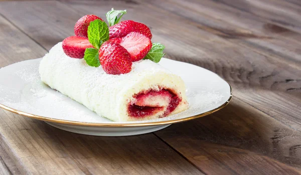 Rotolo dolce fatto in casa con marmellata di fragole e bacche — Foto Stock