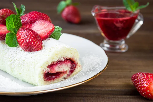 Rotolo dolce fatto in casa con marmellata di fragole e bacche — Foto Stock