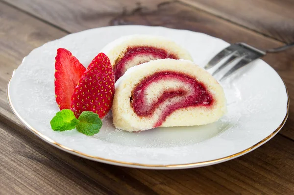 Fetta di involtino dolce fatto in casa con marmellata di fragole e bacche — Foto Stock