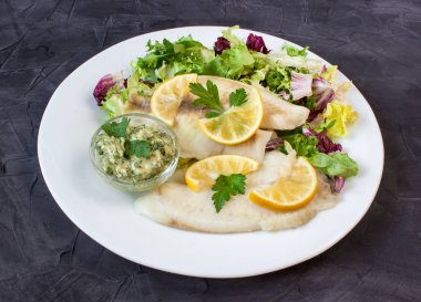 buğulanmış tilapia balık salatası ve Remoulade sosu ile